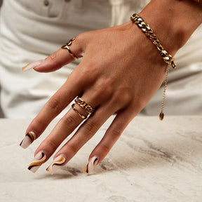 Anel Feminino Corrente Banhado a Ouro 18K e Anel Torcido Banhado a Ouro 18K