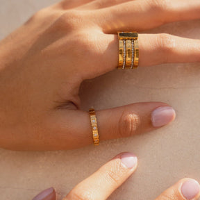 Anel com Pedras Brilhantes Grosso Banhado a Ouro 18K