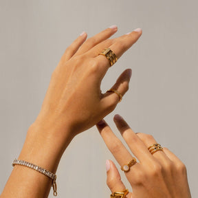 Anel com Pedras Brilhantes Grosso Banhado a Ouro 18K