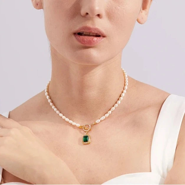 Colar de Pérola com Zircônia Verde a Ouro 18K