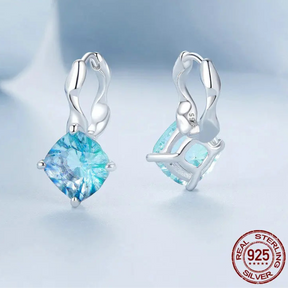 Brinco Argola Torcida com Pedra Azul Banhado a Ouro Branco